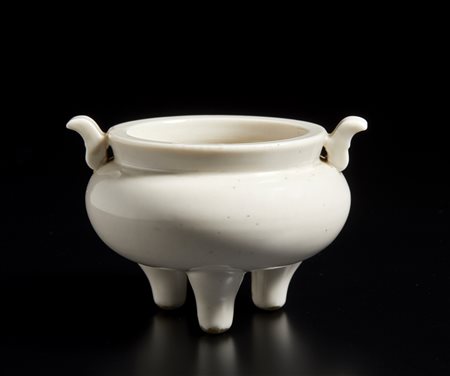  Arte Cinese - Incensiere tripode in porcellana bianca Dehua 
Cina, dinastia Qing, XVIII secolo .