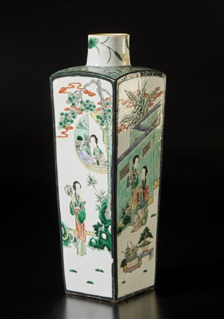  Arte Cinese - Vaso quadrangolare famiglia verde. 
Cina, dinastia Qing, XVIII secolo. .