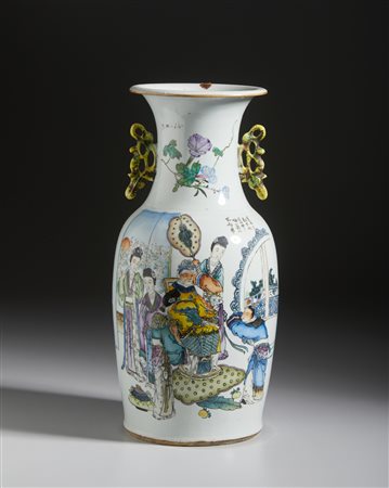  Arte Cinese - Vaso a balaustro decorato con scena cortese
Cina, periodo Repubblica, inizio XX secolo .