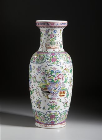  Arte Cinese - Vaso famiglia rosa decorato con pesche e melograni 
Cina, XX secolo .