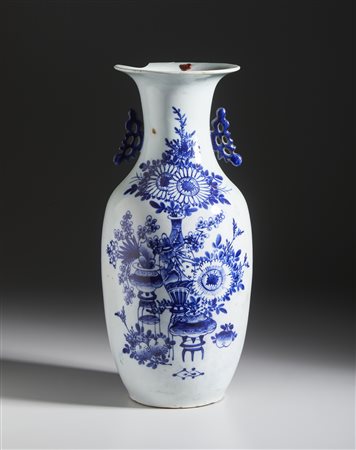  Arte Cinese - Vaso a balaustro in porcellana bianco e blu 
Cina, Repubblica, XX secolo 
.