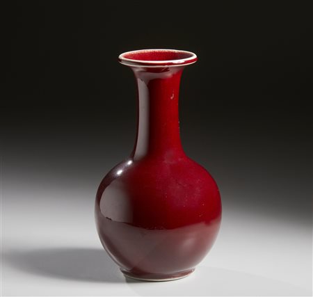  Arte Cinese - Vaso a bottiglia sangue di bue 
Cina, XIX secolo .