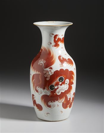 Arte Cinese - Vaso a balaustro in porcellana decorato con cane di pho 
Cina, XIX secolo .