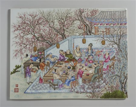 Arte Cinese - Placca in porcellana con scena conviviale
Cina, Repubblica, inizi XX secolo
.