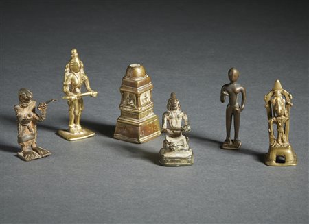  Arte Indiana - Gruppo di 6 piccoli bronzi devozionali 
India, XIX secolo .