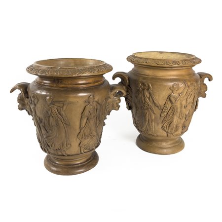 Coppia di vasi in terracotta, XIX secolo, corpo lievemente conico modellato a...