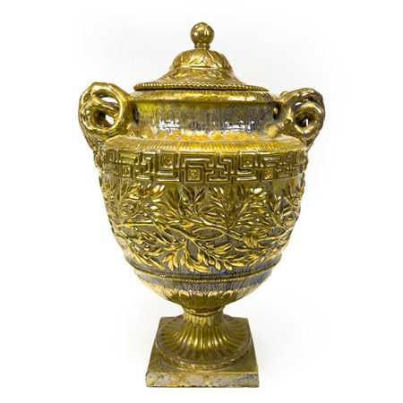 Galileo Chini Firenze 1873 - 1956, Vaso biansato in ceramica dorata a lustro....