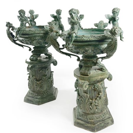 Coppia di grandi vasi in bronzo patinato, la vasca inferiormente baccellata,...