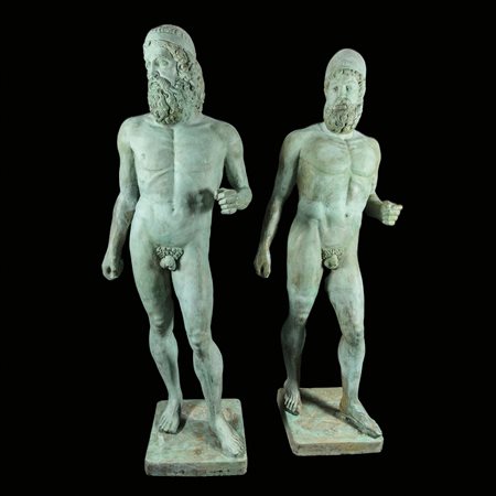 Coppia di sculture in bronzo patinato raffiguranti i celeberrimi Bronzi di...