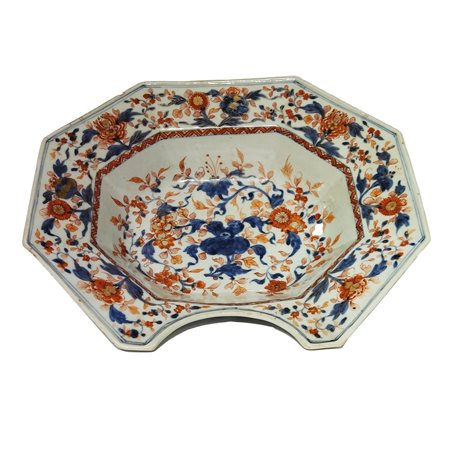 Bacile da barbiere in porcellana Imari, Giappone, XVIII secolo, dipinto a...