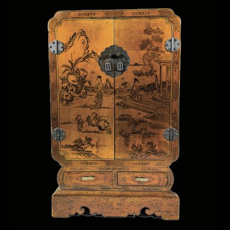 Credenza in lacca dorata, Arte orientale, dipinta sull'intera superficie in...