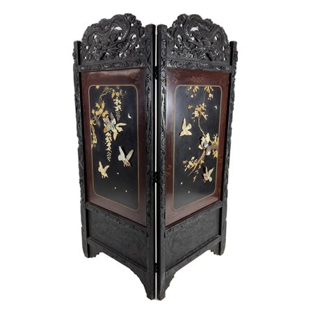 Paravento a due ante in legno ebanizzato e lacca rossa, Arte orientale, XX...