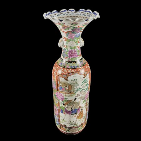 Vaso in porcellana bianca, dorata e policroma, Cina, ornato a raffigurare...