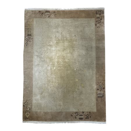 Tappeto cinese, a fondo beige, cm. 360x273 (macchiato)