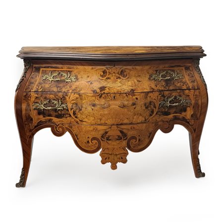 Commode impiallacciata in radica di noce e intarsiata in varie essenze, XX...