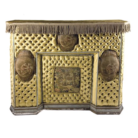 Paracamino interamente rivestito in tessuto capitonné, nei toni dell'ocra e...