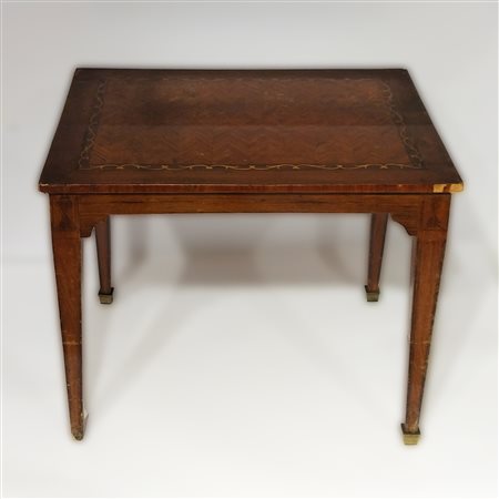 Piccolo tavolino da appoggio, XX secolo, impiallacciato in legni di varie...