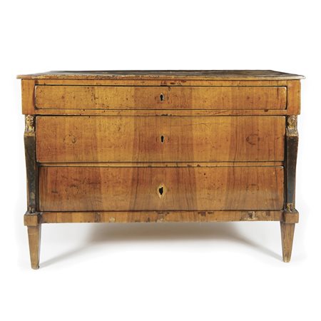 Cassettone di noce, inizi del XIX secolo, piano rettangolare; fronte a tre...