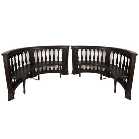 Coppia di panche di noce a emiciclo, con dossello a balaustra definita da...