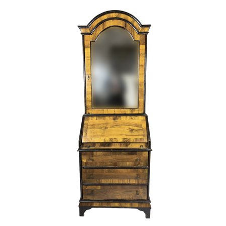 Piccolo trumeau lastronato in noce, Lombardia, XIX secolo, la parte superiore...