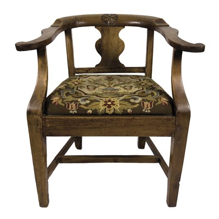 Poltrona di noce, XIX secolo, con schienale a giorno di linea avvolgente;...