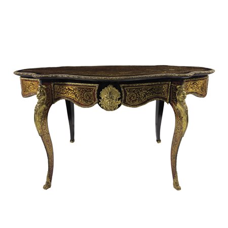 Tavolo da centro in legno ebanizzato decorato alla maniera di Boulle,...