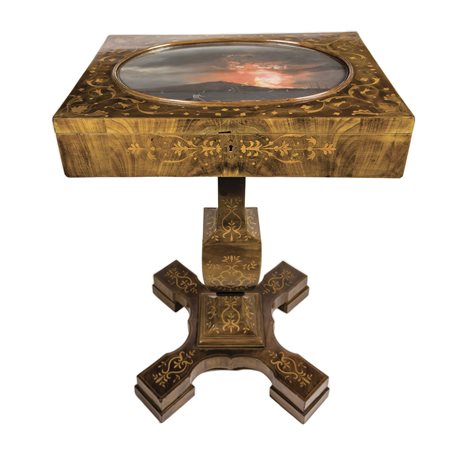 Tavolo da lavoro lastronato in noce, Napoli, XIX secolo, intarsiato in acero...