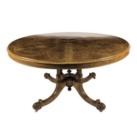 Tavolo impiallacciato in noce, XIX secolo, con piano circolare a vela...