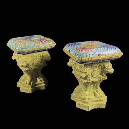 Coppia di sgabelli in maiolica policroma, Vietri, seduta simulante un cuscino...