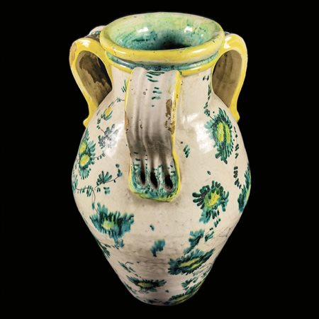 Grande vaso biansato in maiolica bianca e verde, XIX secolo, decorato a...