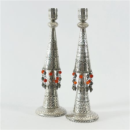 Coppia di candelieri in argento, Manifattura orientale, con stelo formato da...