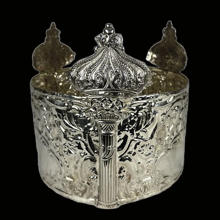 Pettorale da Sefer e corona in argento, XX secolo, sbalzato a simbologie...