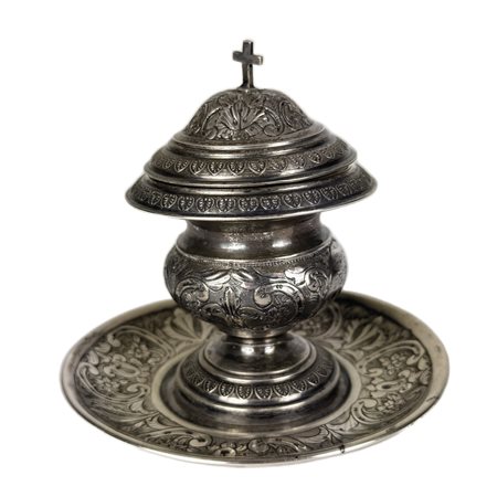 Pisside in argento, sbalzata a motivi fogliati in parte stilizzati, coperchio...