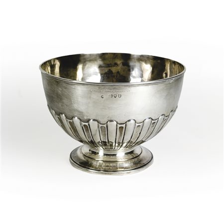Bowl in argento sterling, Londra, 1891, parzialmente sbalzata a baccellature...