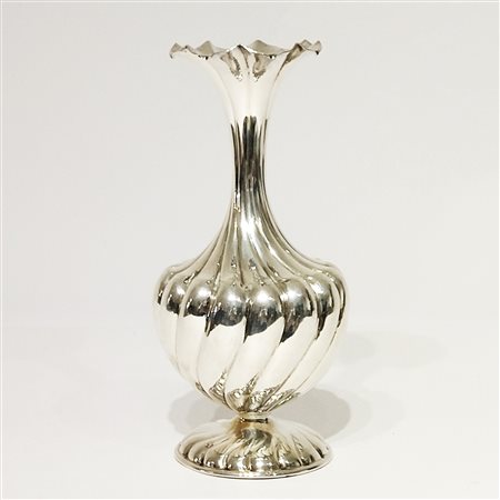 Vaso in argento a superficie liscia, sbalzato a baccellature elicoidali;...