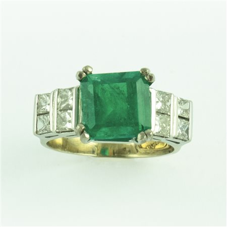 Anello in oro bianco 18kt. con smeraldo e otto brillanti taglio carré, Roma,...