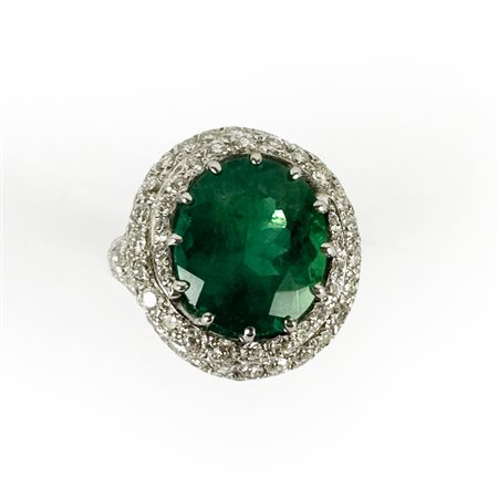 Anello in oro bianco 18kt. con smeraldo di ct. 7,56, e brillanti per ct....