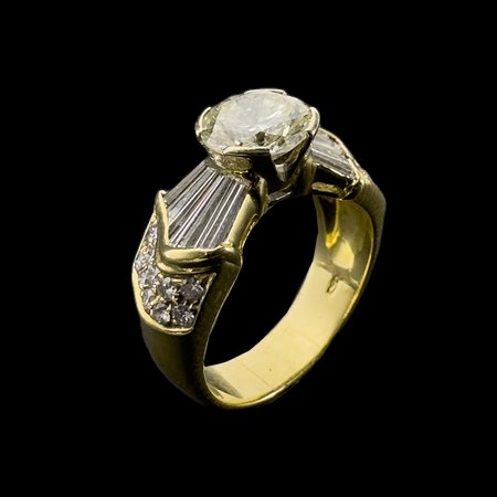 Anello in oro giallo 18kt. con diamanti, taglio brillante e baguette; il...