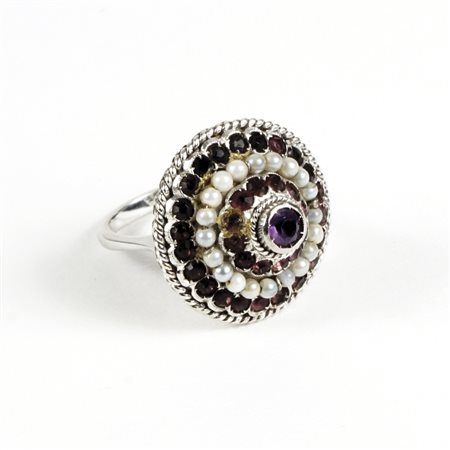 Anello in oro bianco 18kt. decorato da perline, ametista e granati, mis. 12,...