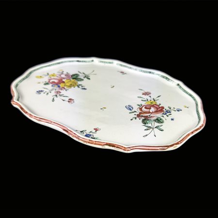 Alzatina in maiolica, Sassuolo, XVIII secolo, con cavetto ovale dipinto in...