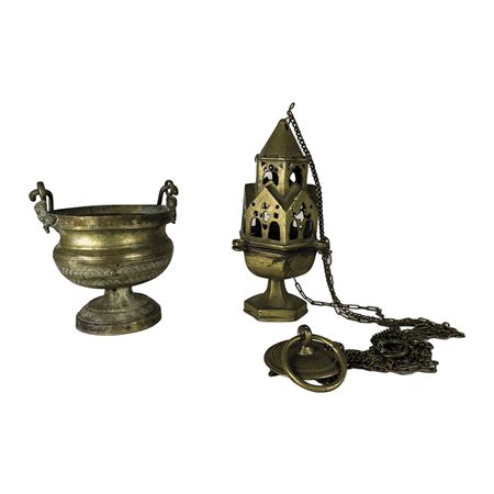Incensiere e aspersorio in bronzo e in metallo dorato, di diversa epoca e...