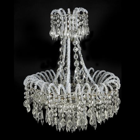 Lampadario di forma circolare a quattro luci, XX secolo, impreziosito da una...