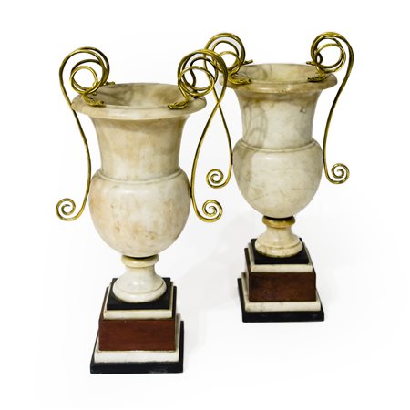 Coppia di anforette in marmo bianco, Roma, 1790-1820, corpo a balaustro su...