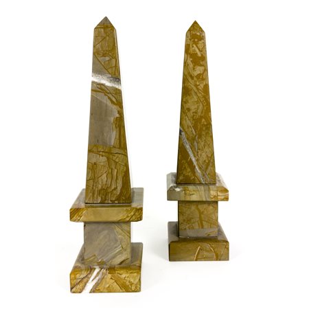 Coppia di obelischi in pietra paesina, XIX secolo, h. cm. 35