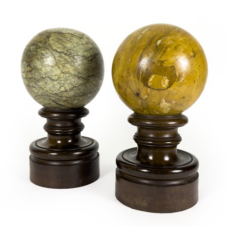 Due sfere in marmo giallo antico e serpentino marino, XIX secolo, poggianti...