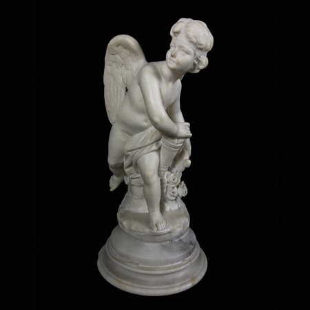 Figura di Cupido in alabastro, fine del XIX secolo, su base circolare,...