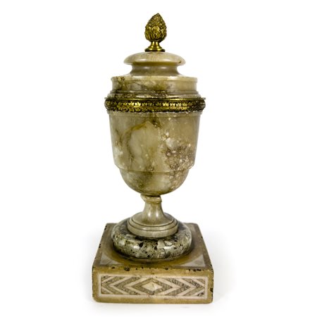 Vaso con coperchio in alabastro, XIX secolo, corpo e coperchio torniti su...