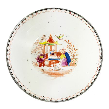 Antico piatto in porcellana dipinto in policromia su fondo bianco, a...