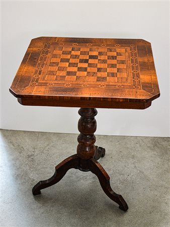 TAVOLINO CON SCACCHIERA