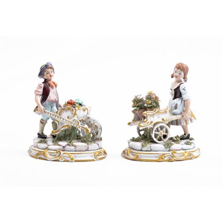 CAPODIMONTE, Coppia statuine in porcellana